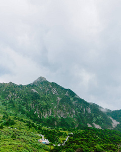 云南大理坎格山山顶云雾下的山脊景观