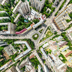 与空中城市景观 十字路口 道路 房屋 建筑物 公园及停车场。阳光灿烂的夏天全景图像