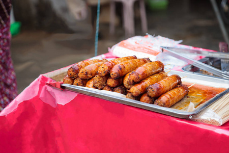 传统的泰国木炭烤猪肉香肠在食品市场摊位的食品托盘。 亚洲泰国街头美食，美食，开胃菜，快速，舒适的食物，初学者烧烤和烧烤肉类概念
