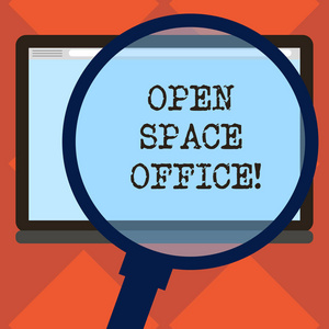 手写文本开放空间办公室。概念含义最大限度地减少了小型封闭房间作为私人办公室的使用放大玻璃放大平板电脑空白彩色屏幕照片文本空间