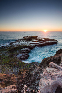 南非西角阿纳尼斯顿海岸线上戏剧性砂岩岩层的广角景观图像。