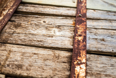 木杆上的旧锈铁面板