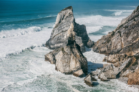 在葡萄牙罗卡角的东部点欣赏美丽的悬崖和大西洋的景色