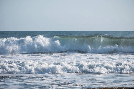 海浪撞击巴厘岛的海岸线