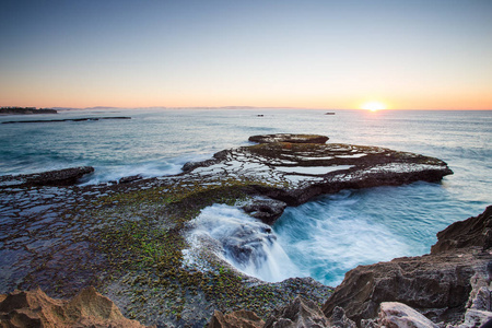 南非西角阿尼斯顿海岸线上戏剧性砂岩岩层的广角景观图像。