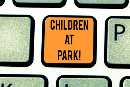 写文字的文字孩子在公园。商业概念的地方专门设计, 使孩子们玩键盘键意图创建计算机消息按键盘的想法