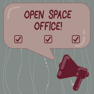显示开放空间办公室的文本符号。概念照片最大限度地减少了作为私人办公室的小型封闭房间的使用扩音器照片和带有反射的空白矩形彩色语音气