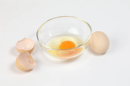 透明玻璃碗中的生蛋黄和白液