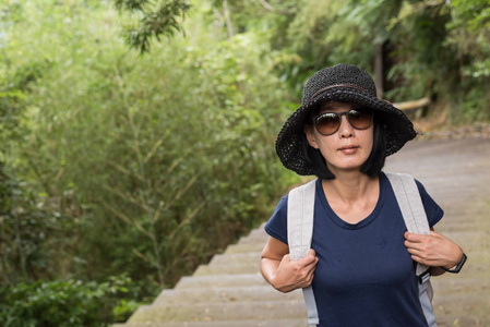 亚洲女子户外背包徒步旅行画像