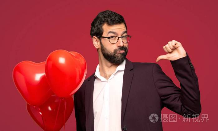 情人节的男人骄傲自我满足爱自己红色背景的概念