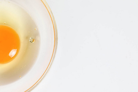 透明玻璃碗中的生蛋黄和白酒