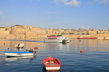 这张照片是在1月份在马耳他岛上拍摄的。 这幅画显示了一个岛湾和可见的城市瓦莱塔。 前景是停泊的船只和帆船渡轮。