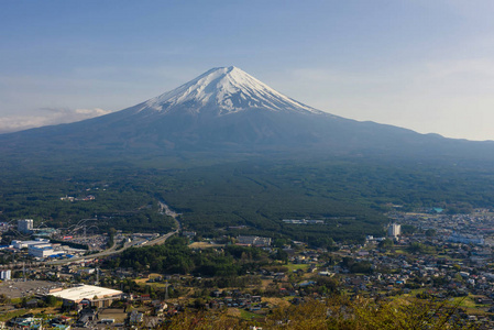 富士山或富士山从Kawagchiko全景索道上俯瞰日本蓝天地标。