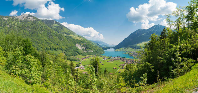 瑞士阿尔卑斯山景观瑞士壮观的山景和萨南湖Sarnersee全景