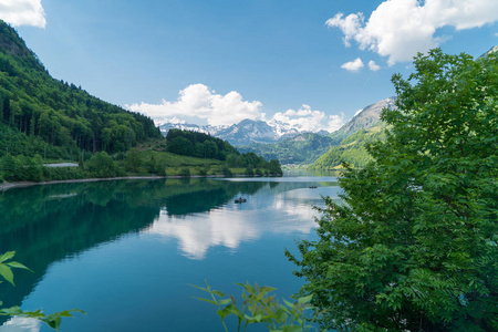 瑞士阿尔卑斯山景观瑞士壮观的山景和萨南湖Sarnersee全景