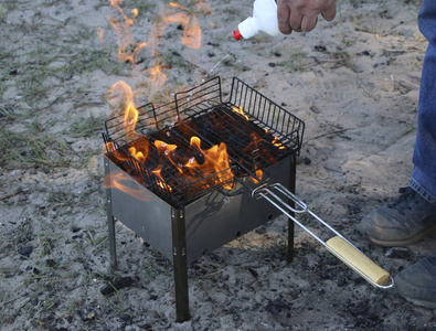 烧烤架。 在胸罩上用热煤躺着烤架。 煤被用特殊的液体浇水以进行强烈的燃烧。
