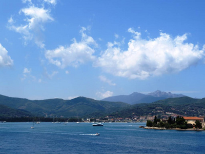意大利埃尔巴岛蓝天白云的海景