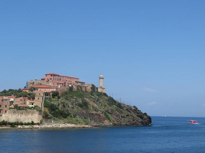 意大利埃尔巴岛上有灯塔和建筑物的海景。