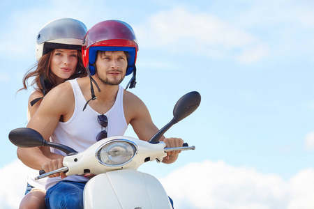 美丽的年轻夫妇在美丽的大自然中享受和享受骑摩托车的乐趣