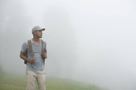 游客背包客独自在大自然的背景下行走