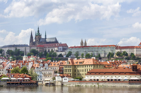 从查尔斯桥俯瞰布拉格和布拉格城堡。 伏尔塔瓦河。 布拉格老城的建筑