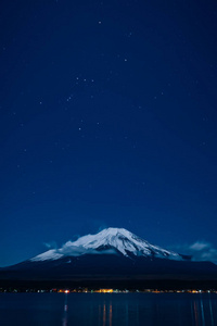 从山中湖和猎户座出发的富士山夜景。