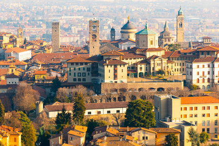 意大利的地标美丽的中世纪小镇贝加莫, 从观点看, 意大利伦巴第大区, 阿尔塔