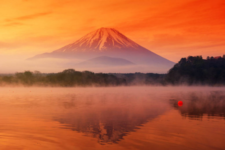 富士山或富士山景观，黎明时从苏吉湖或浅井子，清晨天空和薄雾，日本