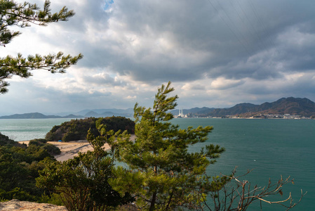 从Seto内陆海域的Okunoshima兔岛观赏全景。日本广岛县。