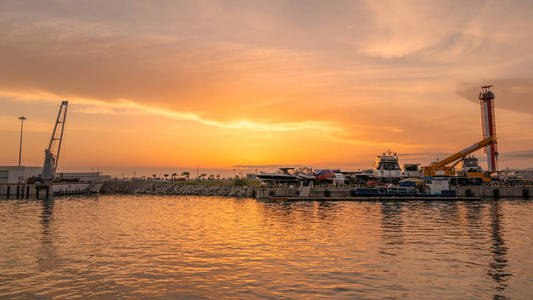橙色日落时港口码头的船只