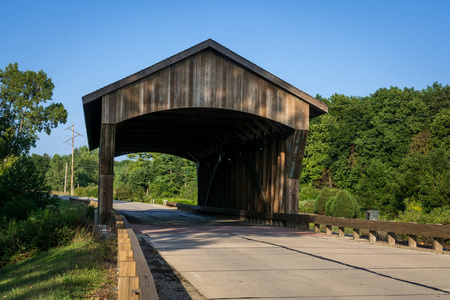 现代木制覆盖桥梁，用传统技术在伊利诺伊州农村。