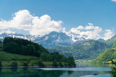 瑞士阿尔卑斯山景观瑞士壮观的山景和萨南湖Sarnersee全景