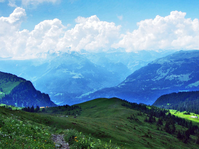 瑞士格拉鲁斯州瓦朗塞湖上方的山脉