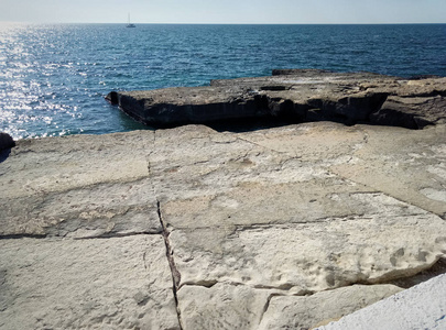 里海的岩石海岸。 石头的质地。