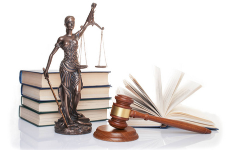 法官雕像的正义, 锤背后的书籍在白色的背景