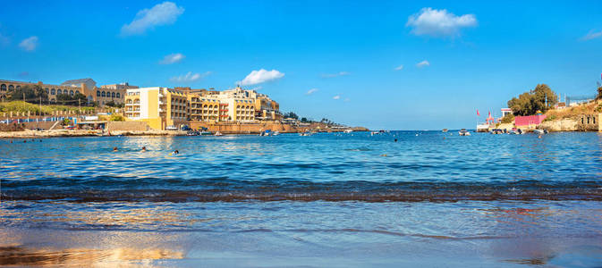 从圣乔治湾海滩全景。 马耳他