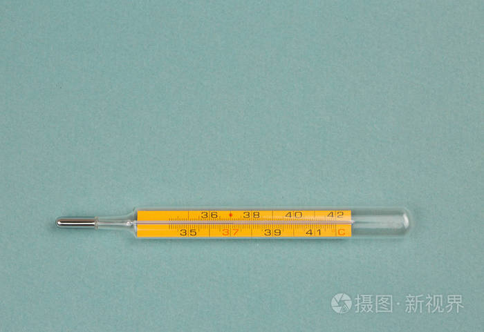 温度计发烧38图片真实,体温计38.2真实图片 在蓝色背景上隔离的水银温度计. 发烧或医学概念