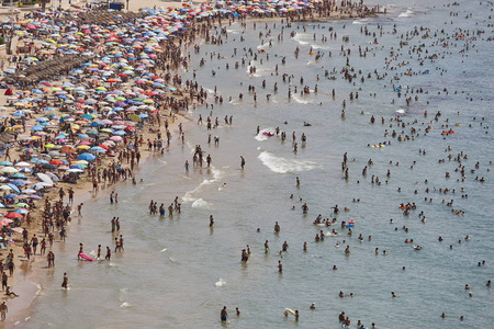 西班牙的地中海海岸线。卡尔佩海滩。夏季人群。阿利坎特海景