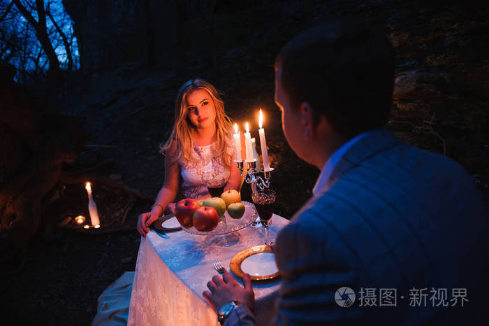 浪漫晚餐期间在烛光下的浪漫情侣