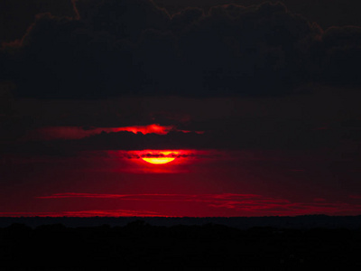 西班牙萨拉曼卡，CabezadeDiegoGomez，带橙色天空的日落