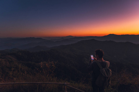 黄昏的天空，黄昏的夕阳，深蓝的风景