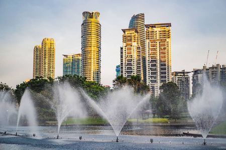喷泉在湖上的晚上, 靠近双子塔与城市的背景。吉隆坡, 马来西亚