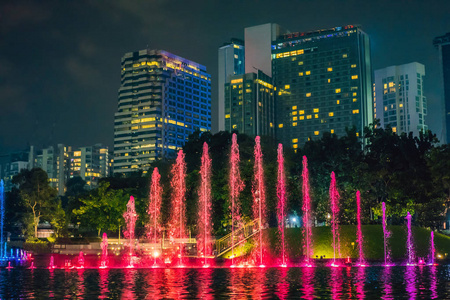 晚上, 湖上的五颜六色的喷泉, 靠近双子塔, 背景是城市。吉隆坡, 马来西亚