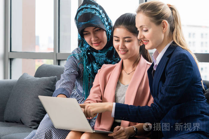 不同种族的女商人团队,高加索人,亚洲人和阿拉伯人,在办公室工作场所