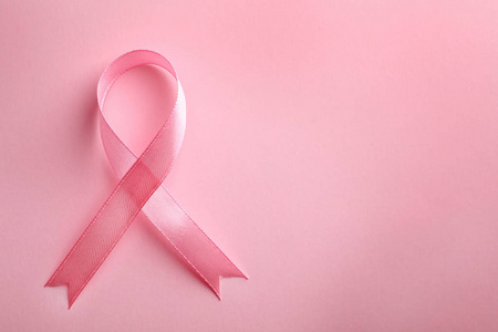 粉红色丝带的颜色背景顶部视图与空间的文本。 乳腺癌意识概念