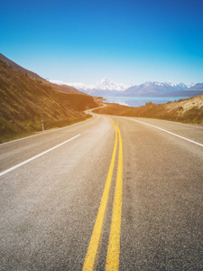 通往库克山的道路是新西兰最高的山。 新西兰南岛奥拉基山库克国家公园沿普卡基湖行驶的一条风景优美的公路。 射击80号公路库克山公