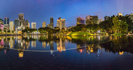 晚上的湖, 靠近双子塔, 背景是城市。吉隆坡, 马来西亚