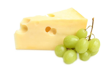 一块三角形的硬黄色马斯达姆奶酪和葡萄分离在白色上。