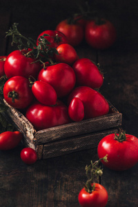 木箱中的新鲜西红柿选择性聚焦