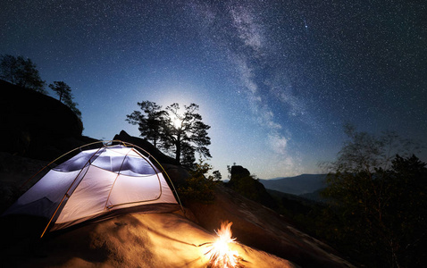 在落基山的夏季夜晚露营